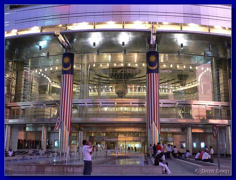 07746 20060128 1939-26 Kuala Lumpur KLCC Petronas Towers and around