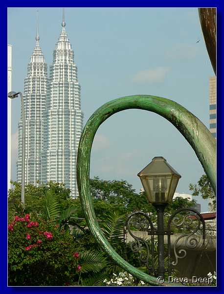 07852 20060129 1738-30 Kuala Lumpur Petrona towers-Turn Perak