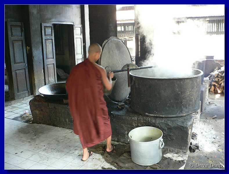 3111 Amarpura Mha Ganayon Kyaung Monks