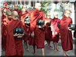 3070 Amarpura Mha Ganayon Kyaung Monks.JPG