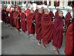 3087 Amarpura Mha Ganayon Kyaung Monks.JPG
