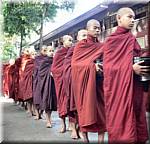 3088 Amarpura Mha Ganayon Kyaung Monks.jpg