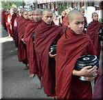 3094 Amarpura Mha Ganayon Kyaung Monks.JPG