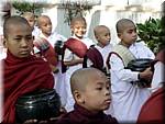3095 Amarpura Mha Ganayon Kyaung Monks.jpg