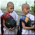 3097 Amarpura Mha Ganayon Kyaung Monks.JPG