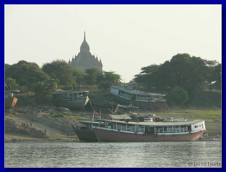 3502 Bagan from boat
