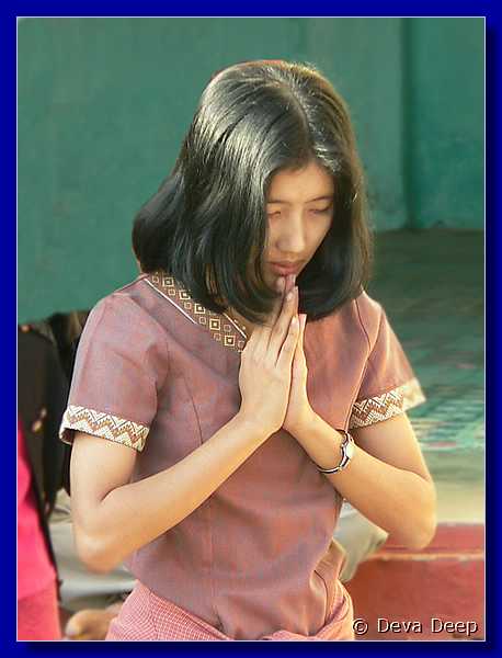 3881 Bagan Shwezigon Paya Girl praying