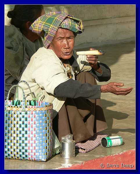 3896 Bagan Shwezigon Paya Old man