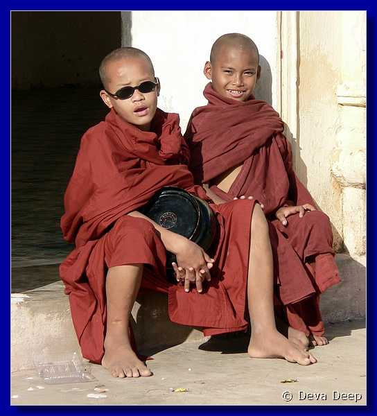 3898 Bagan Shwezigon Paya Monks