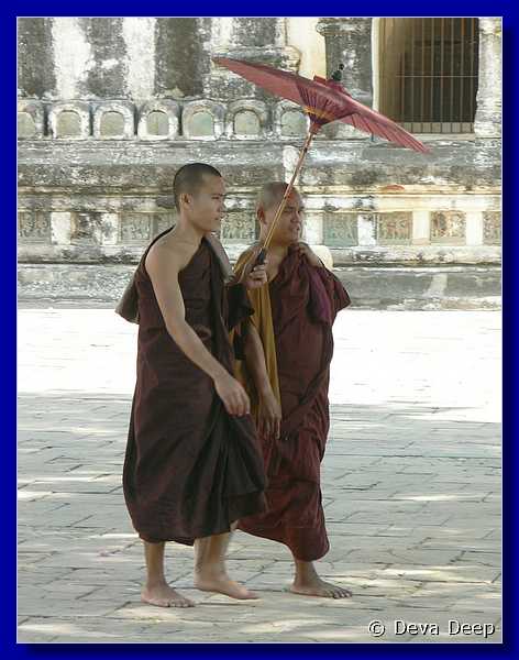 4572 Bagan Ananda temple Monks