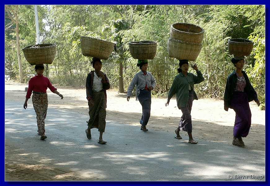 4577 Bagan Women with basket