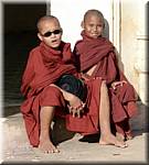 3898 Bagan Shwezigon Paya Monks.jpg
