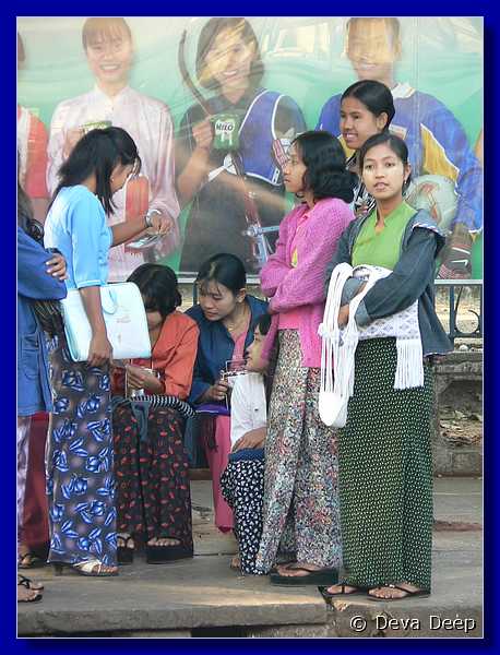 1724 20041220 0845-28 Yangon Girls