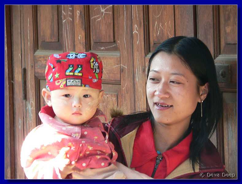 1739 20041221 1003-58 Taunggyi Market 1 with women