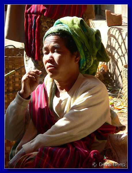1756 20041221 1013-12 Taunggyi Market 1 with women