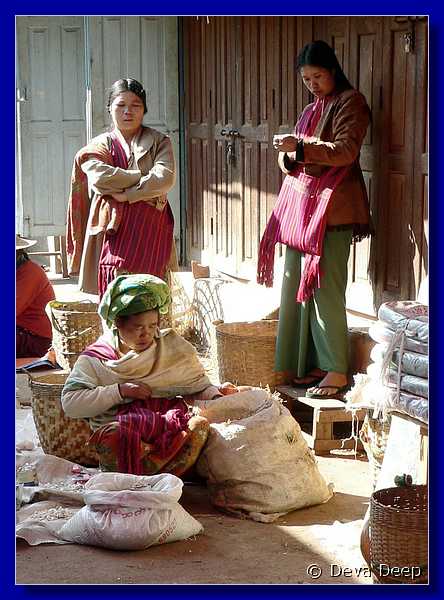 1757 20041221 1013-34 Taunggyi Market 1 with women-iC