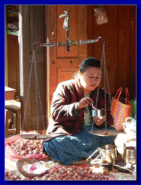 1762 20041221 1017-24 Taunggyi Market 1 with women