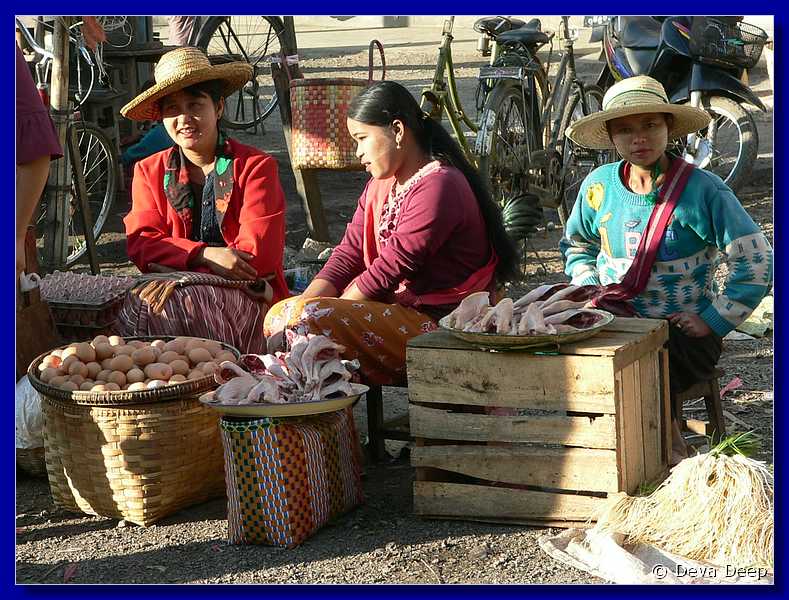 1784 20041221 1555-42 Taunggyi Market 2 with women