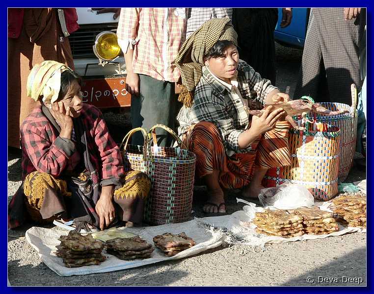 1785 20041221 1556-02 Taunggyi Market 2 with women-iC