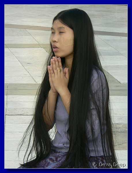 4701 20050113 1658-58 Yangon Schwedagon Paya Girl praying