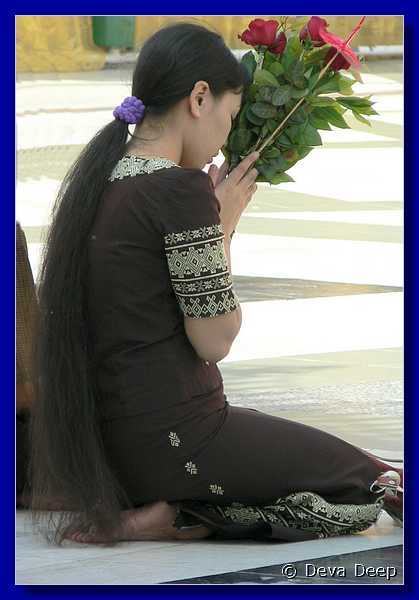 4771 20050114 1121-30 Yangon Schwedagon Paya Girl praying-cr