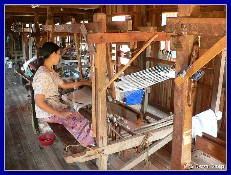 2248 Inle lake Silk weaving.JPG