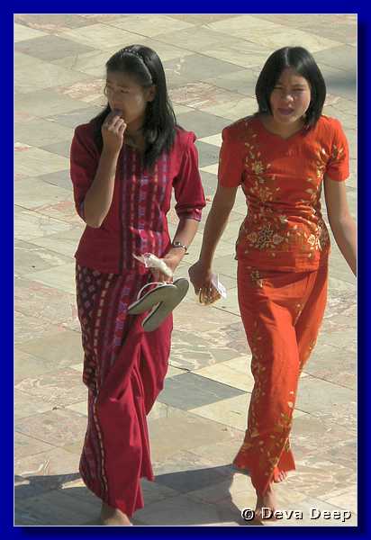 2285 Inle lake Phaung Daw U Paya Girls.jpg