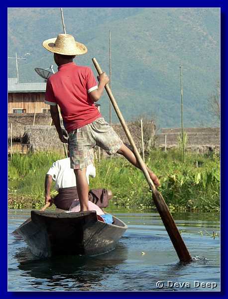 2404 Inle lake Canals-rowers.jpg