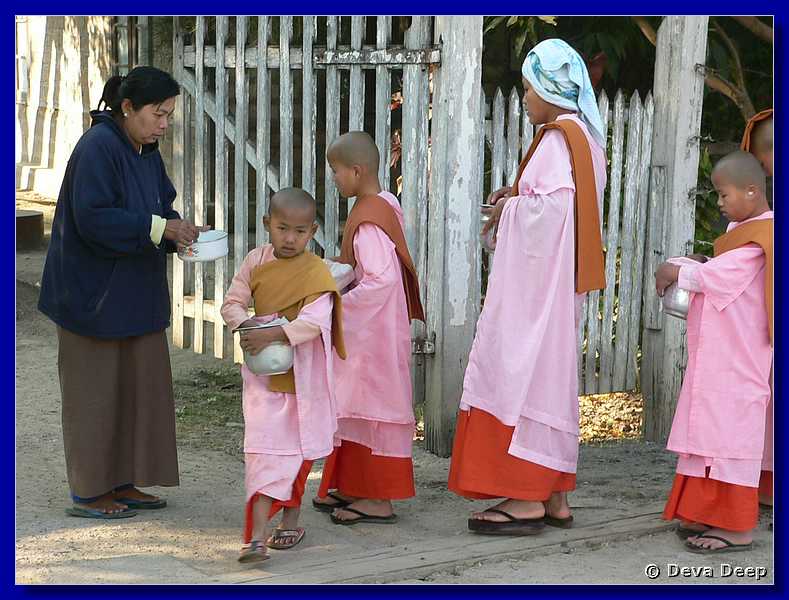 2583 Nyaungshwe Monks begging.JPG