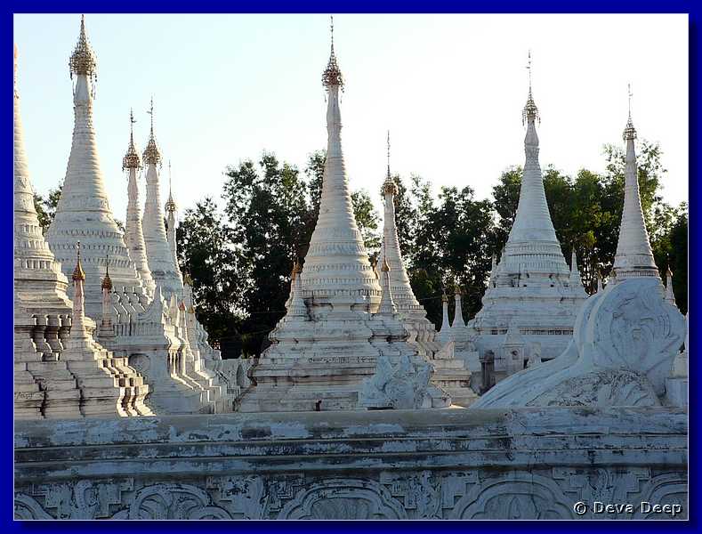 2823 Nyaungshwe Pagodas.jpg