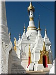 2176 Inle lake Taung Tho Kyaung pagodas.jpg