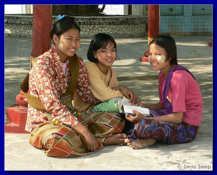2901 Mandalay Kuthodaw Paya Girls