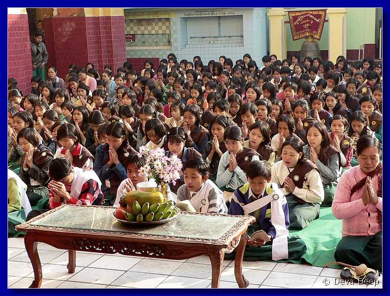 3029 Mandalay Mahamuni Paya praying