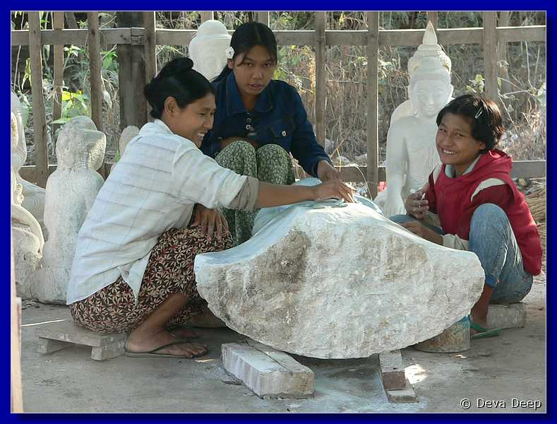 3042 Mandalay Making of Buddha statues