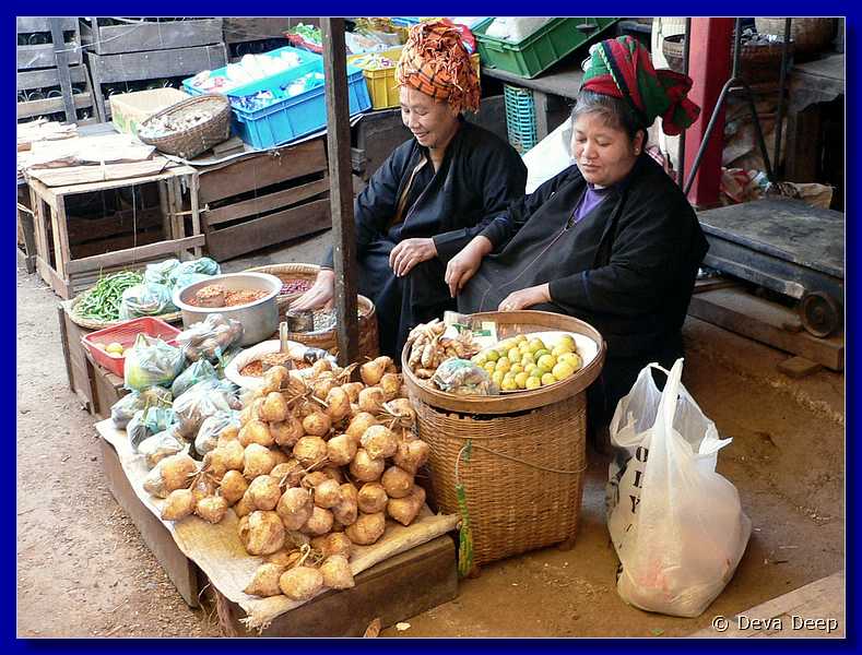 1735 Taunggyi Market 1 with women