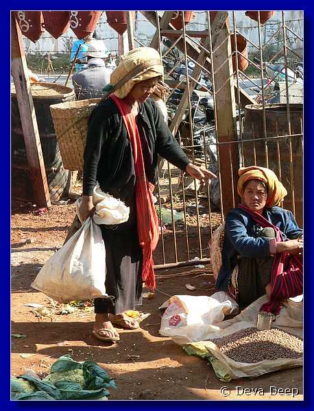 1760 Taunggyi Market 1 with women