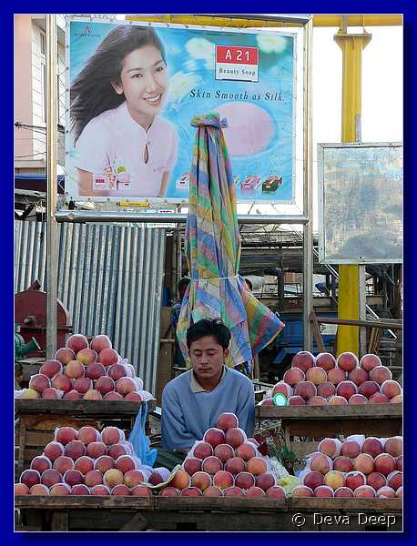 1776 Taunggyi Market 2 with women