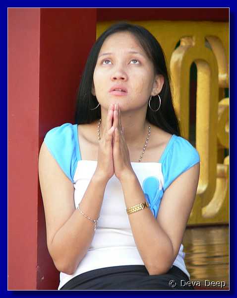 4673 Yangon Schwedagon Paya Girl praying