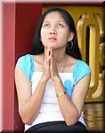4673 Yangon Schwedagon Paya Girl praying.JPG