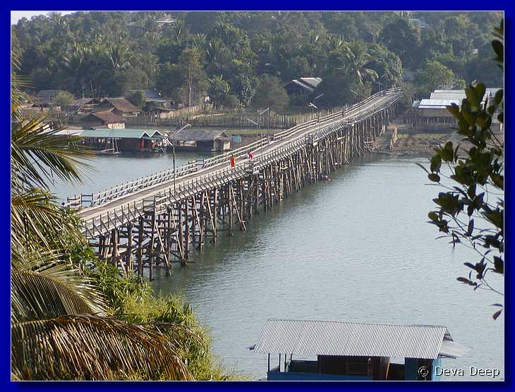 Sangkhlaburi 20030213 1630 Mon-wooden bridge
