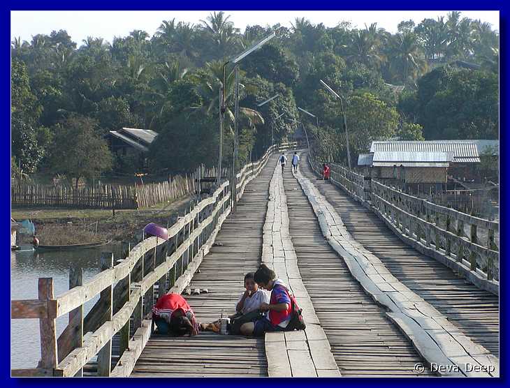 Sangkhlaburi 20030213 1634 Mon-wooden bridge