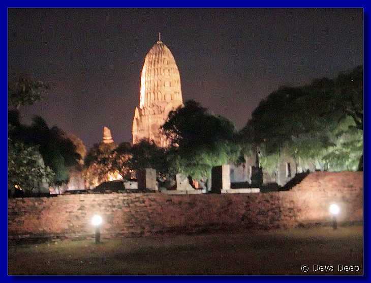 Ayuthaya Wats at night 20011127 1842
