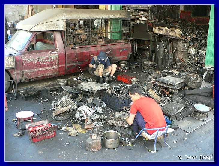 0593 20041122 1341-12 Bangkok Car mechanics