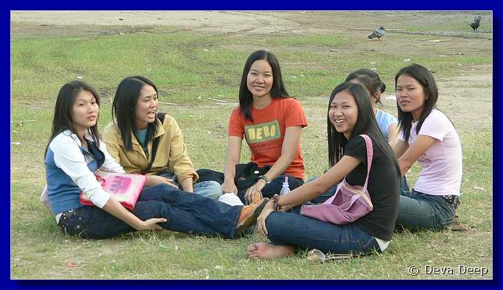 1675 20041218 1708-38 Bangkok Girls-cr