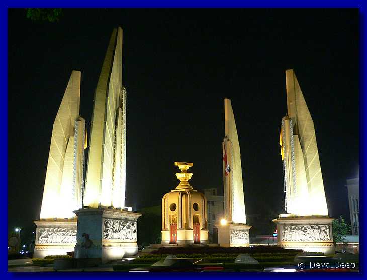 1696 20041218 1857-18 Bangkok Democracy Monument at night
