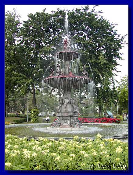 Bangkok Fountain 20011224 1645