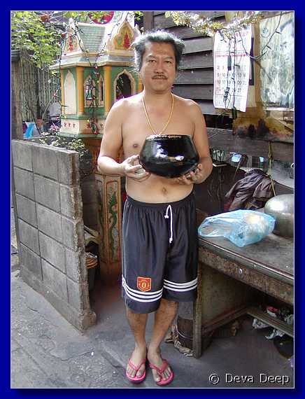 Bangkok Monk bowl maker 20011227 0832