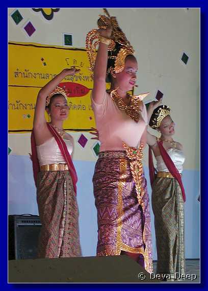 Phitsanulok Thai Dancers 20011201 2126-2