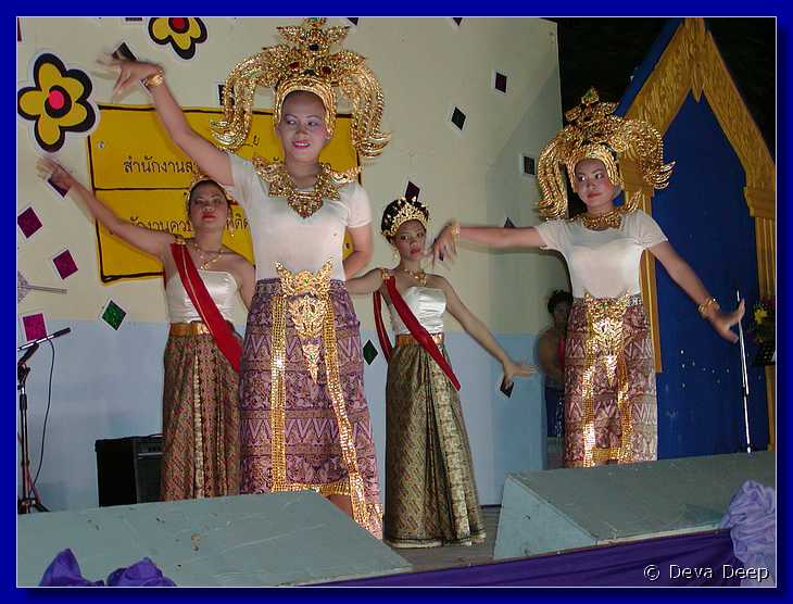 Phitsanulok Thai Dancers 20011201 2126-3