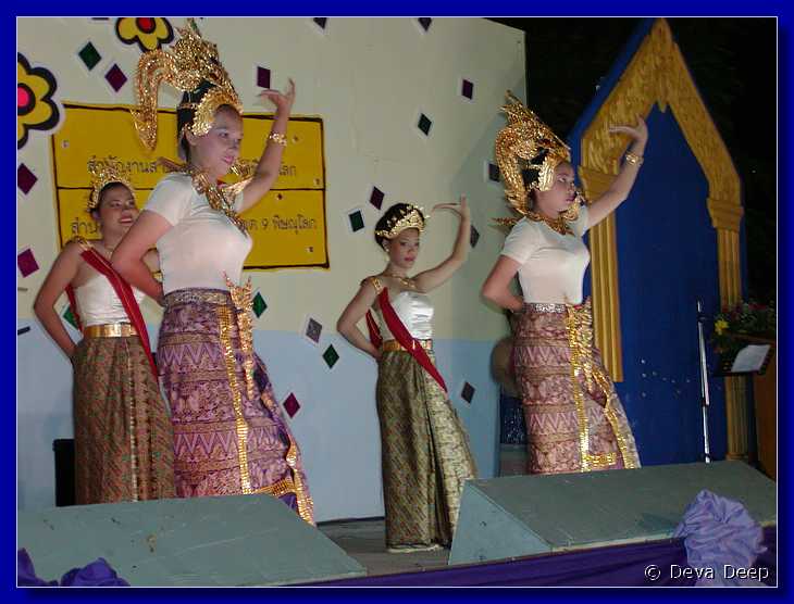 Phitsanulok Thai Dancers 20011201 2126-4